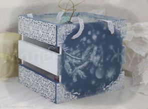 Новогодний ящик с игрушками