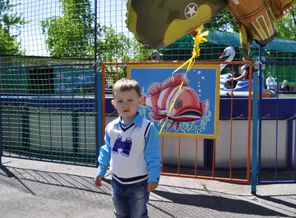 На 9 мая папа купил сыну самолет, который через пол часа всем надоел и его отпустили в небо