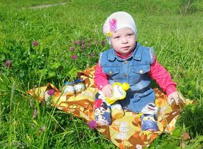 Евушка на пикнике. А рядом вкусности от GERBER)))