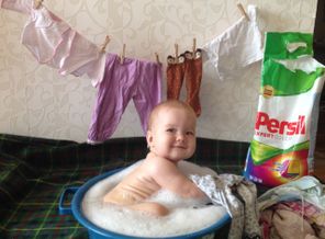 Мы очень любим водичку и плавание , но пока разгулятся негде)) вот наши веселые постирушки в тазике))