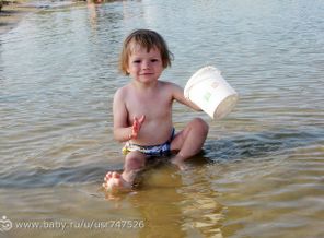 С удовольствием купаюсь и водички не боюсь, я от мамы убежала, как могу, так веселюсь!
