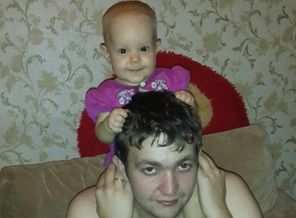 С папой весело играть...