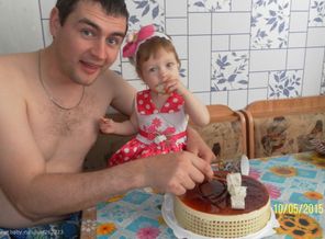 с папой кушает именинный тортик