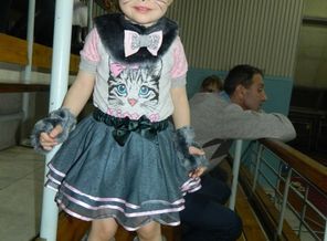 Котик миленький в ожидании новогоднего представления!
