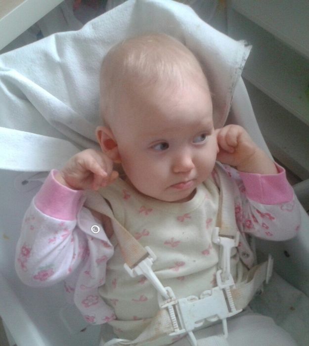 Дочь затыкает уши пальцами