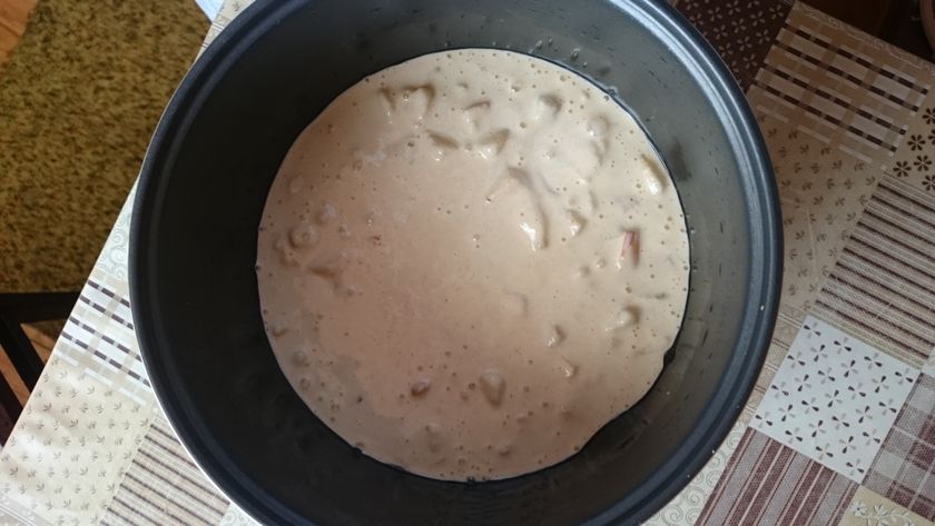 Яблочная шарлотка на манке в мультиварке