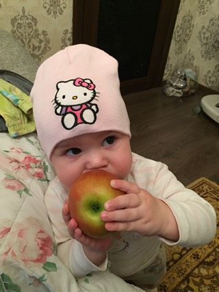 Упёрла яблоко)))