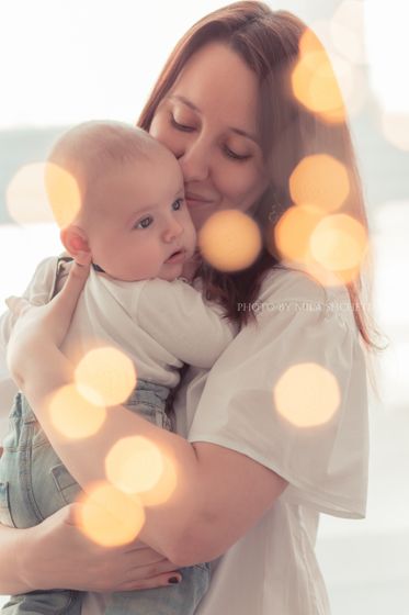 Семейная фотосессия с малышом до года в студии (фото)