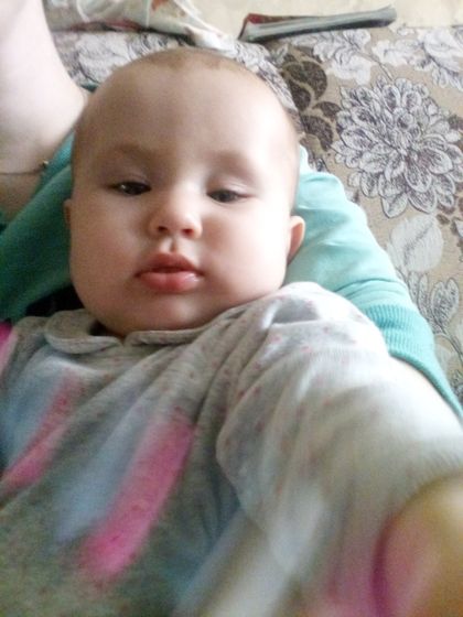 Язычок у дочки постоянно близко у губ
