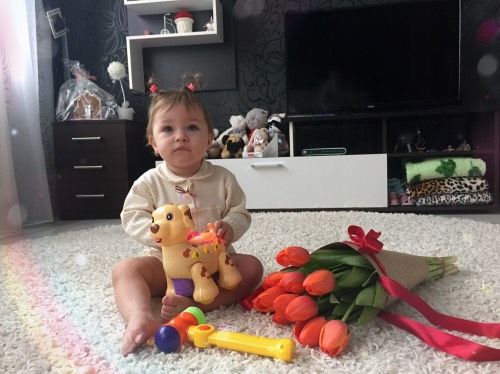 Прокалывание ушей в раннем возрасте.