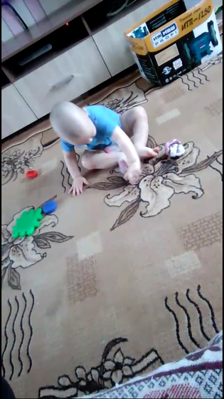 Снимает носки.