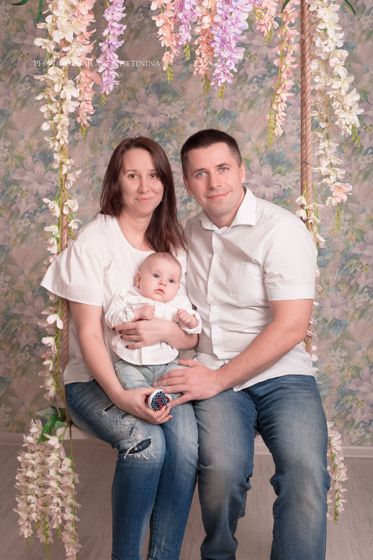 Семейная фотосессия с малышом до года в студии (фото)