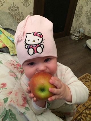 Упёрла яблоко)))
