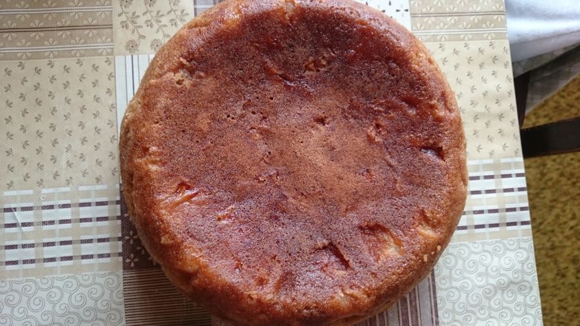 Яблочная шарлотка на манке в мультиварке