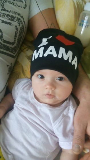Сыночку пришла шапка.