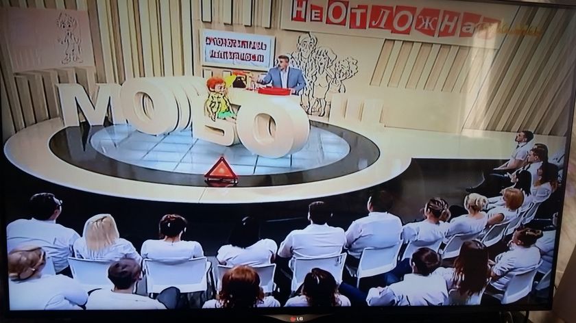 Клацаю кнопки пульта.