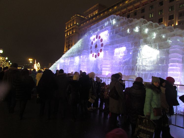 Путешествие в Рождество 2016/17. Площадь Революции вечером и Ледовый театр