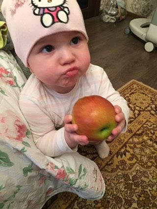 Упёрла яблоко)))