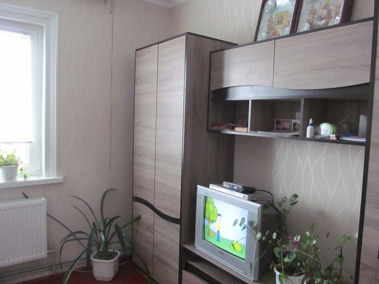 Подскажите, какой цвет штор сюда нужен?