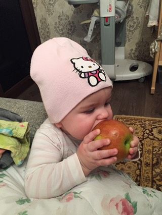 Упёрла яблоко)))