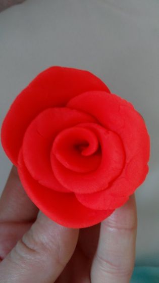 Роза из пластилина