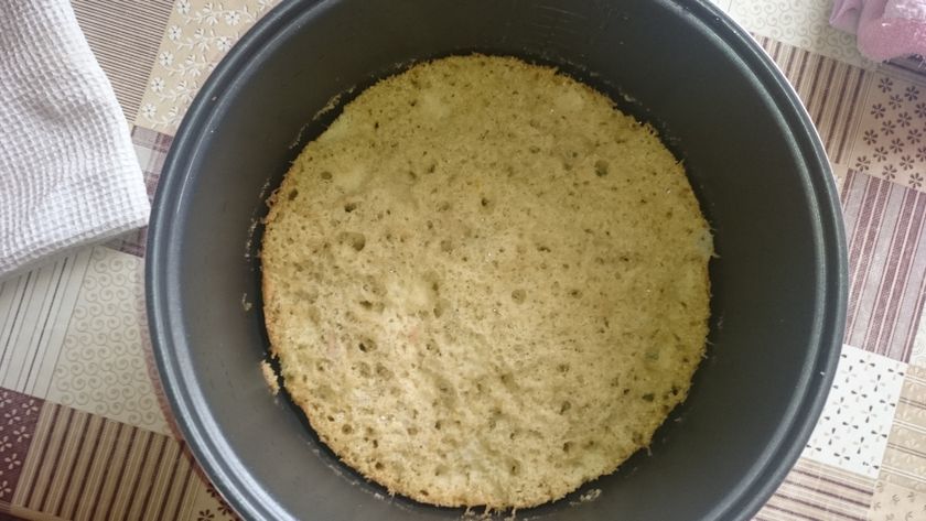 Яблочная шарлотка на манке в мультиварке